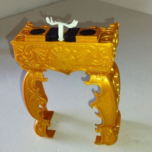 Monster High 13 Wishes Spectra's Gold Disc Jockey Booth & Turntables & Highchair - Picture 3 of 10